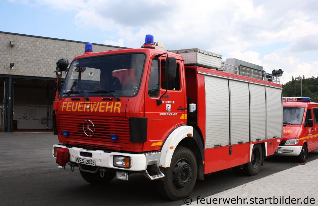 Feuerwehr Dinslaken
RW 2 (Funk:3/52/21) mit Metz Aufbau.
Aufgenommen bei der Feuerwehr Dinslaken am 10.7.2011.