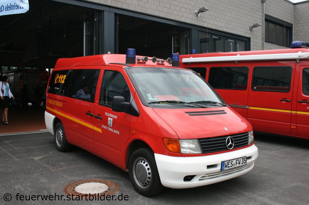 Feuerwehr Dinslaken
Werkstadttwagen (Funk:3/59/1).
Aufgenommen bei der Feuerwehr Dinslaken am 10.7.2011.