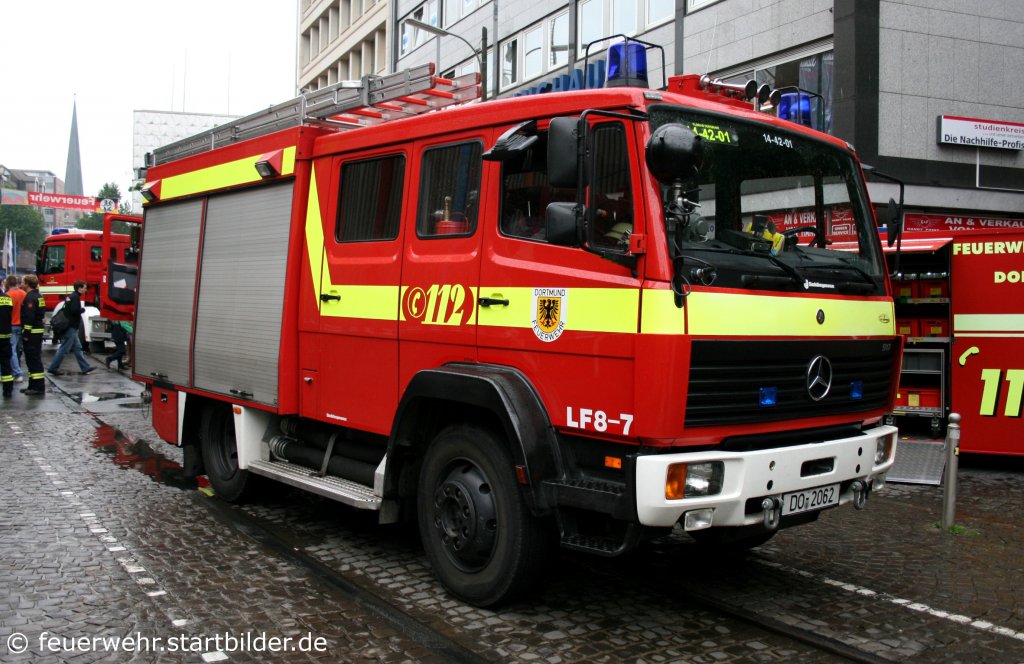 Feuerwehr Dortmund 
Florian Dortmund 14/42/01
Kennzeichen DO 2062
Fahrzeugart LF 8/6
Aufbau      Schlingmann
Hersteller  MB 917
Aufgenommen beim Stadtfeuerwehrtag in der Dortmunder Innenstadt am 12.6.2010.