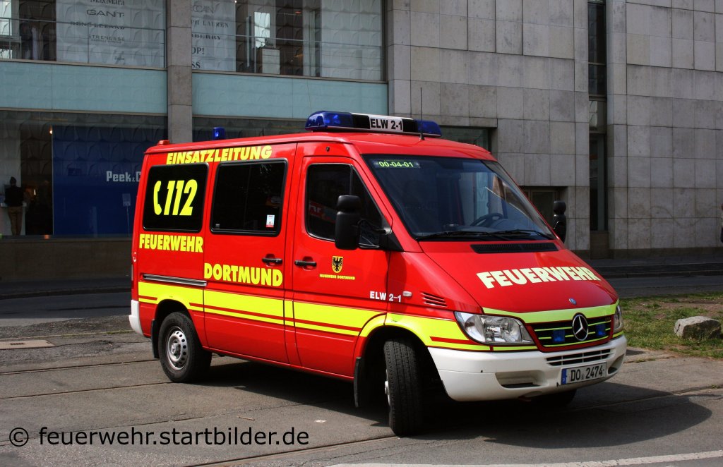 Feuerwehr Dortmund
ELW 2-1 (Funk:00/04/01).
Aufgenommen beim Stadtfeuerwehrtag in Dortmund am 11.6.2011.