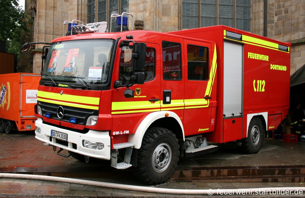 Feuerwehr Dortmund
Florian Dortmund 00/15/1
Kennzeichen DO FW 2030
Aufbau      Schlingmann
Hersteller  MB Atego
Aufgenommen beim Stadtfeuerwehrtag in der Dortmunder Innenstadt am 12.6.2010.