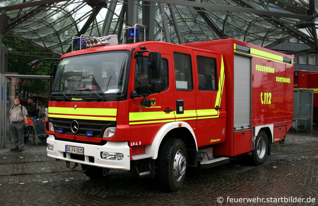 Feuerwehr Dortmund
Florian Dortmund 11/49/1
Kennzeichen DO FW 2025
Aufbau      Schlingmann
Hersteller  MB Atego
Aufgenommen beim Stadtfeuerwehrtag in der Dortmunder Innenstadt am 12.6.2010. 