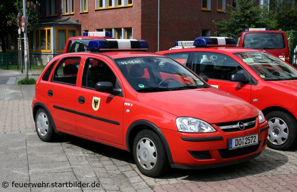 Feuerwehr Dortmund
Florian Dortmund 1/18/1
DO 2572
OPEL
PKW
Aufgenommen vor der Feuerwache 1 in Dortmund, 28.8.2010.