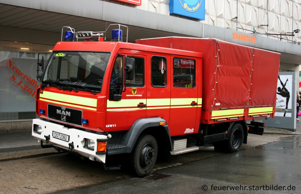 Feuerwehr Dortmund
Florian Dortmund 16/74/1
Kennzeichen DO 2362
Fahrzeugart LKW 11
Aufbau      Metz
Hersteller  MAN
Aufgenommen beim Stadtfeuerwehrtag in der Dortmunder Innenstadt am 12.6.2010. 