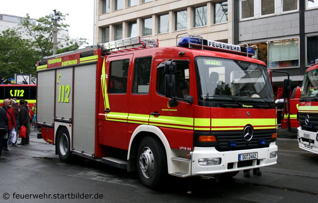 Feuerwehr Dortmund
Florian Dortmund 4/44/3
DO 2462
LF16
MB Atego
Aufgenommen beim Stadtfeuerwehrtag in der Dortmunder Innenstadt am 12.6.2010.