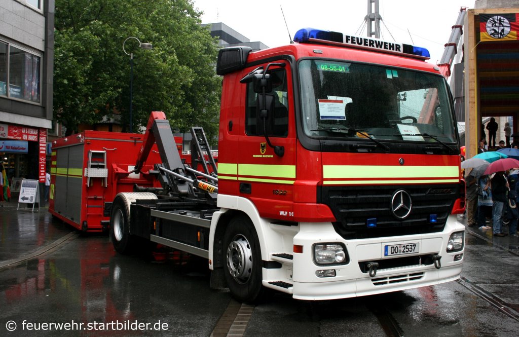 Feuerwehr Dortmund
Florian Dortmund 8/55/1
Kennzeichen DO 2537
Fahrzeugart WLF 10
Hersteller  MB Actros 1832
Aufgenommen beim Stadtfeuerwehrtag in der Dortmunder Innenstadt am 12.6.2010.