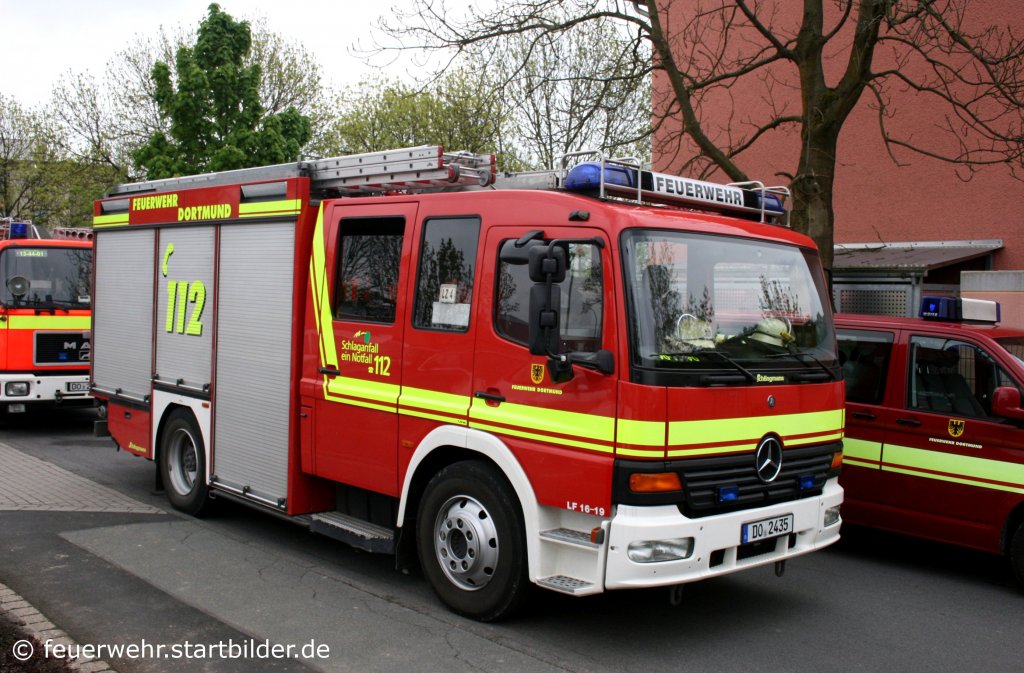 Feuerwehr Dortmund
Kennzeichen DO 2435
Fahrzeugart LF 16/12
Hersteller  MB Atego
Aufgenommen beim Tag der Offenen T�r der Freiwilligen Feuerwehr Holzen am 8.5.2010.