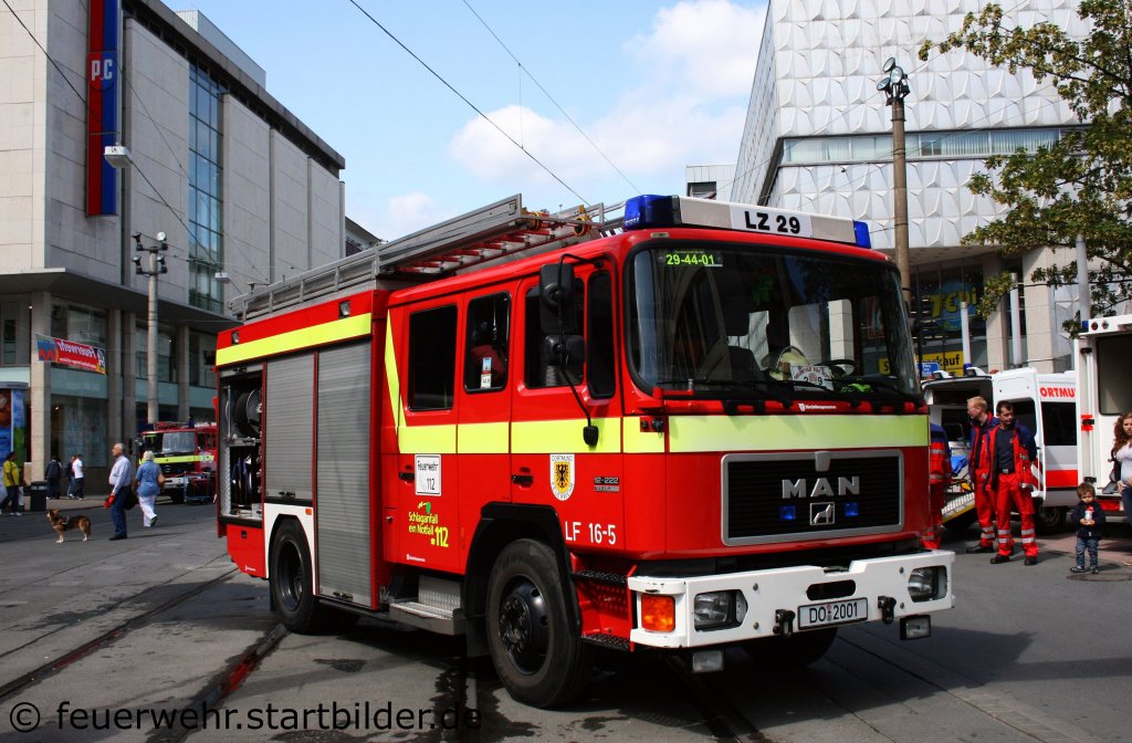 Feuerwehr Dortmund
LF 16/12 (Funk:29/44/01).
Aufgenommen beim Stadtfeuerwehrtag in Dortmund am 11.6.2011.