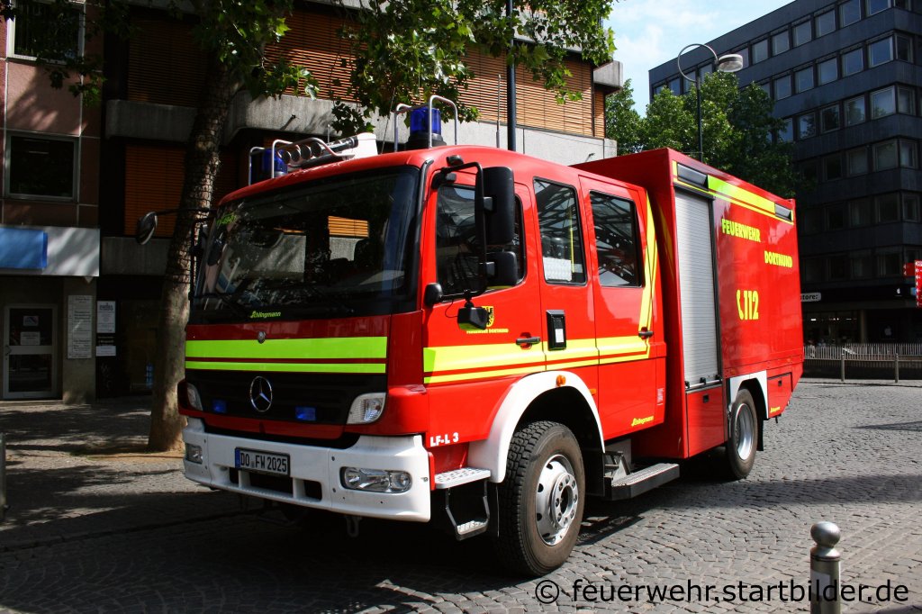 Feuerwehr Dortmund
LF-L 3 (Funk:11/49/01).
Aufgenommen beim Stadtfeuerwehrtag in Dortmund am 11.6.2011.
