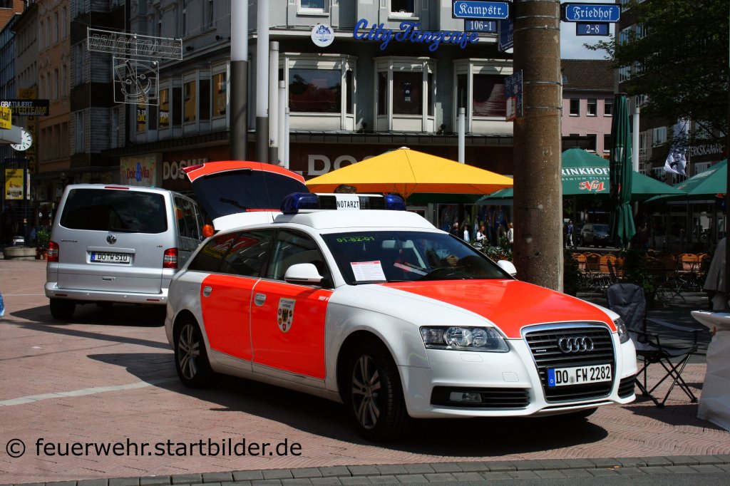 Feuerwehr Dortmund
NEF (Funk:01/82/01).
Aufgenommen beim Stadtfeuerwehrtag in Dortmund am 11.6.2011.