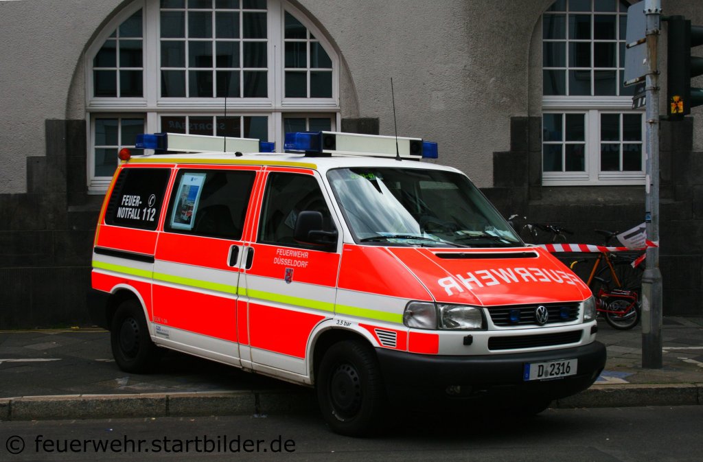 Feuerwehr D�sseldorf
ELW 1 (Funk:03/11/01).
Aufgenommen beim Tag der Offenen T�r der Feuerwache D�sseldorf Derendorf, 16.7.2011.