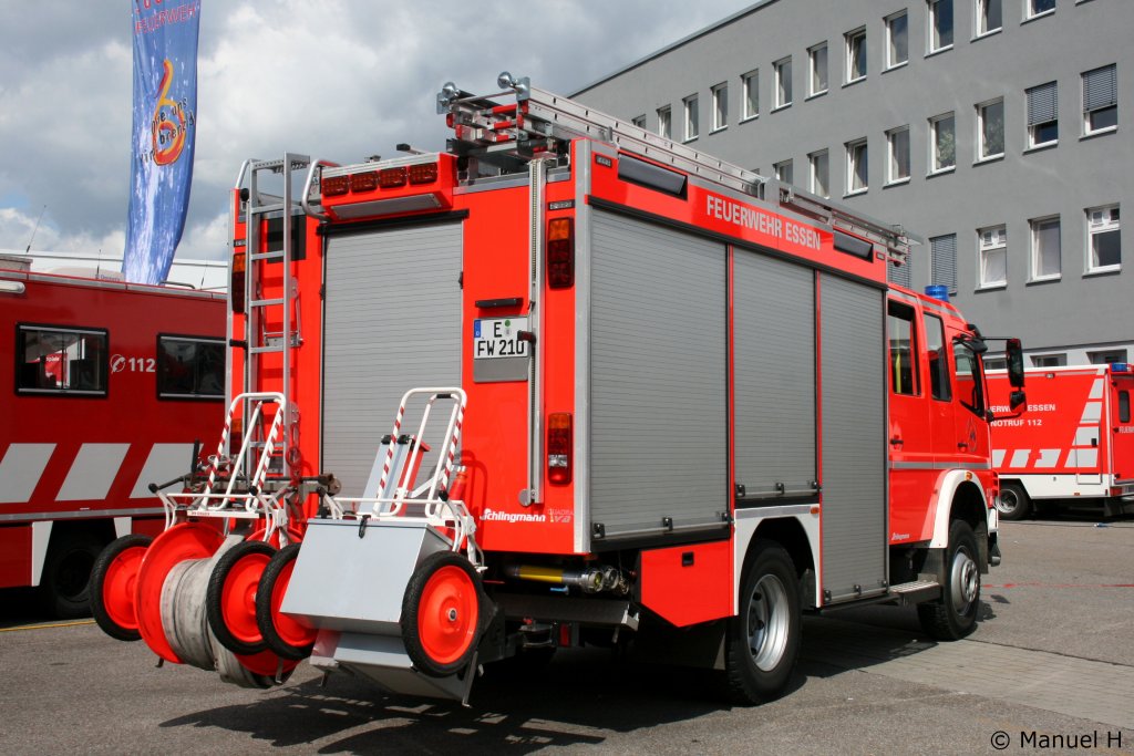 Feuerwehr Essen.
Hier eine Heckansicht von Fahrzeug 2/10.
Aufgenommen beim Tag der offenen T�r der Feuerwehr Essen am 4.9.2010.