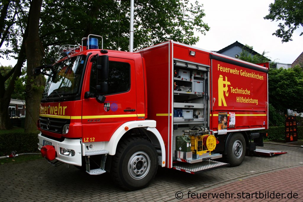 Feuerwehr Gelsenkirchen
Dieser RW 1 (Funk:12/51/1) steht beim LZ 12 in Gelsenkirchen Buer.
Aufgenommen bei der Polizei Buer am 19.6.2011.