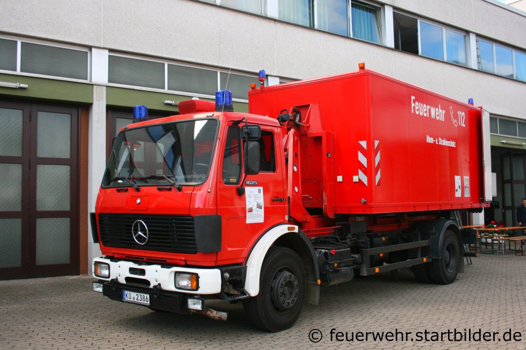 Feuerwehr Koblenz.
Dieses WLF ist schon ein Altes Sch�tzchen aber er macht noch prima seinen Dienst.
Aufgenommen beim Tag der Offenen T�r der Fw Koblenz, 28.8.2011.