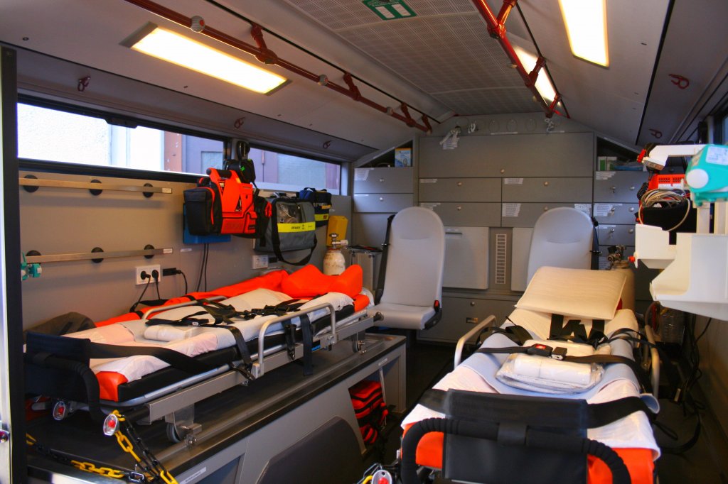 Feuerwehr Koblenz.
Hier sieht man die Behandlungspl�tze im Heck des GRTW RP 2.
Aufgenommen beim Tag der Offenen T�r der Fw Koblenz, 28.8.2011.