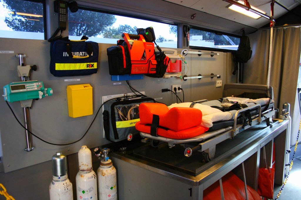 Feuerwehr Koblenz.
Hier sieht man den Behandlungsplatz hinter den Fahrerplatz.
Aufgenommen beim Tag der Offenen T�r der Fw Koblenz, 28.8.2011.