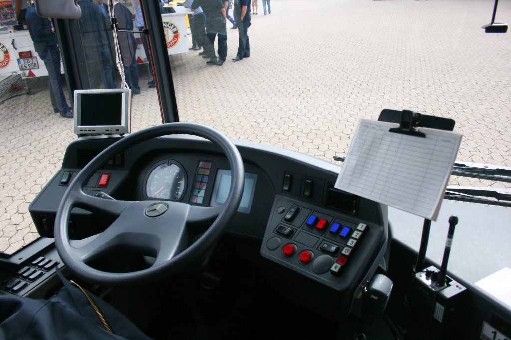 Feuerwehr Koblenz.
Hier sieht man denn Fahrerplatz vom GRTW RP 2.
Aufgenommen beim Tag der Offenen T�r der Fw Koblenz, 28.8.2011.