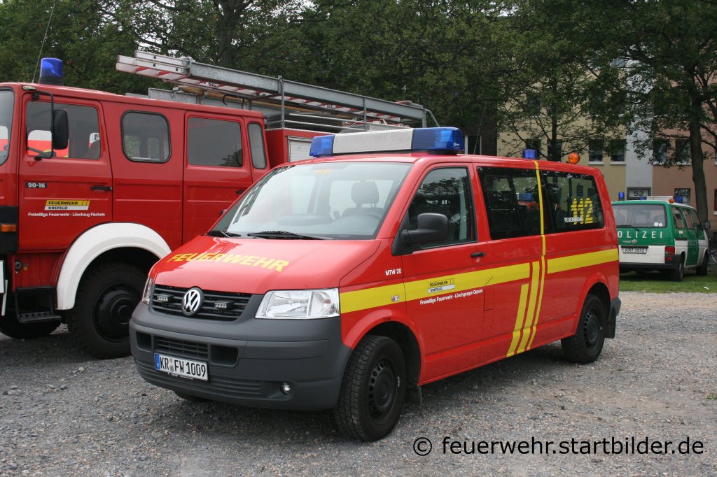 Feuerwehr Krefeld
MTF 20 (Funk:6/19/1).
Aufgenommen beim Blaulichtag in Krefeld am 10.7.2011.