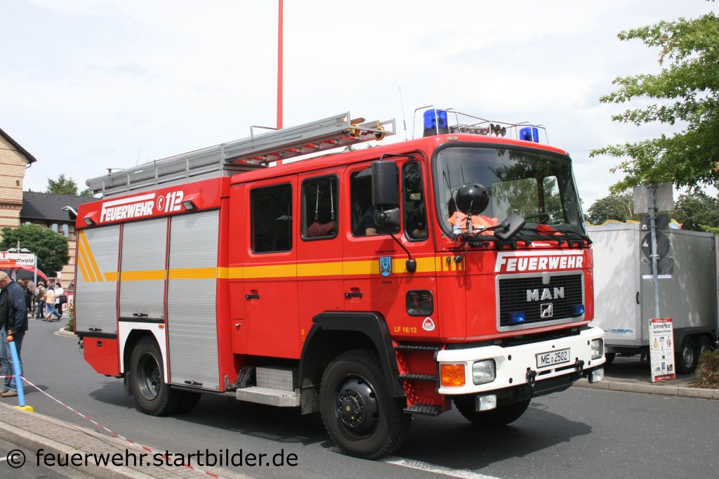 Feuerwehr Mettmann
LF 16/12
Aufgenommen beim Tag der Offenen T�r der Regiobahn in Mettmann, 17.7.2011.