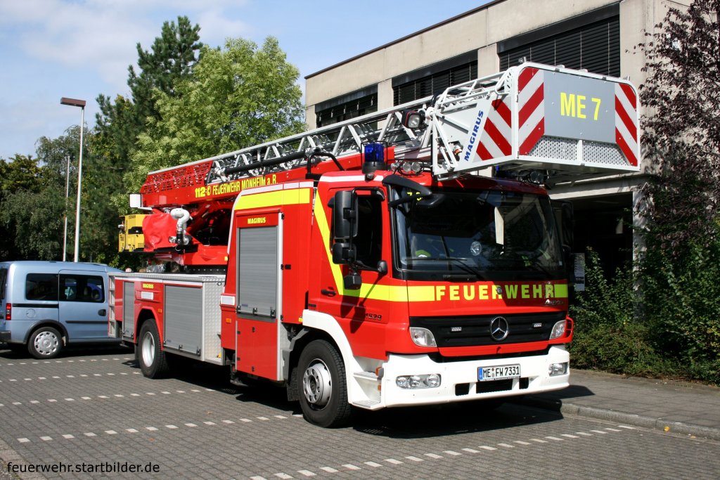 Feuerwehr Monheim
Florian Mettmann 7/33/1
ME FW 7331
DLK 23/12
MB Atego 1529F
Aufgenommen beim Tag der Offenen T�r der Feuerwehr Monheim am Rhein, 11.9.2010