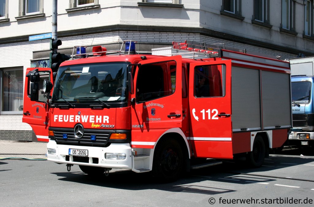 Feuerwehr Oberhausen
Bf Feuerwache 2
Florian Oberhausen 2/23/1
OB 2050
TLF 16/25
MB 1225 Atego
Aufgenommen am Rande der Sterkreder Kirmes am 3.6.2010.
