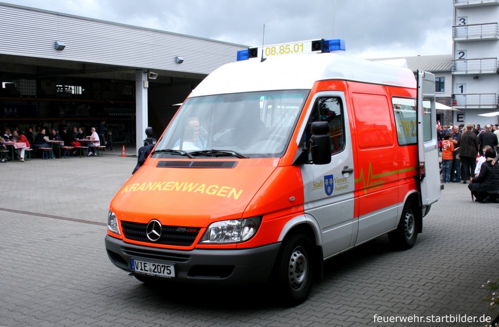 Feuerwehr Viersen
Florian Viersen 08/85/01
VIE 2075
KTW
MB 216 CDI
Aufgenommen beim Tag der Offenen T�r der Feuerwehr Viersen Stadtmitte, 20.6.2010.