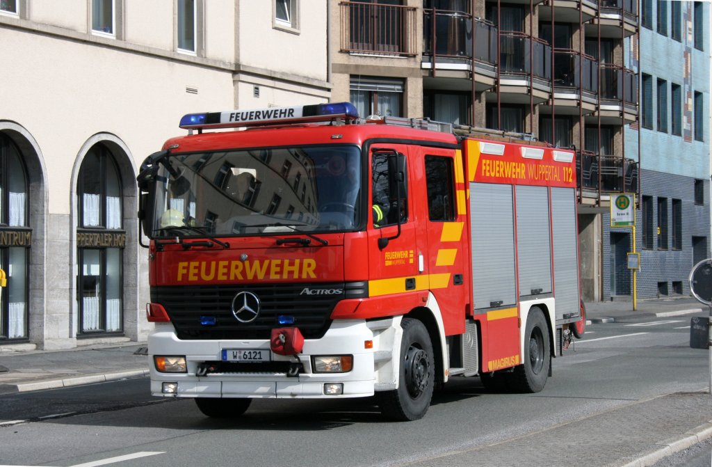 Feuerwehr Wuppertal
W 6121
Mercedes-Benz Actros 1835 L
HLF 24 NRW
Aufgenommen in Wuppertal am 17.3.2010