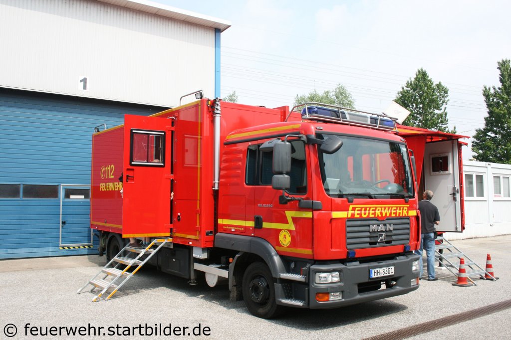 Ger�tewagen-FM (HH 8301) auf MAN  TLG 12.240 mit Empl Aufbau der Feuerwehr Hamburg.
Aufgenommen beim Tag der offenen T�r der Feuerwehrschule Hamburg am 21.5.2011