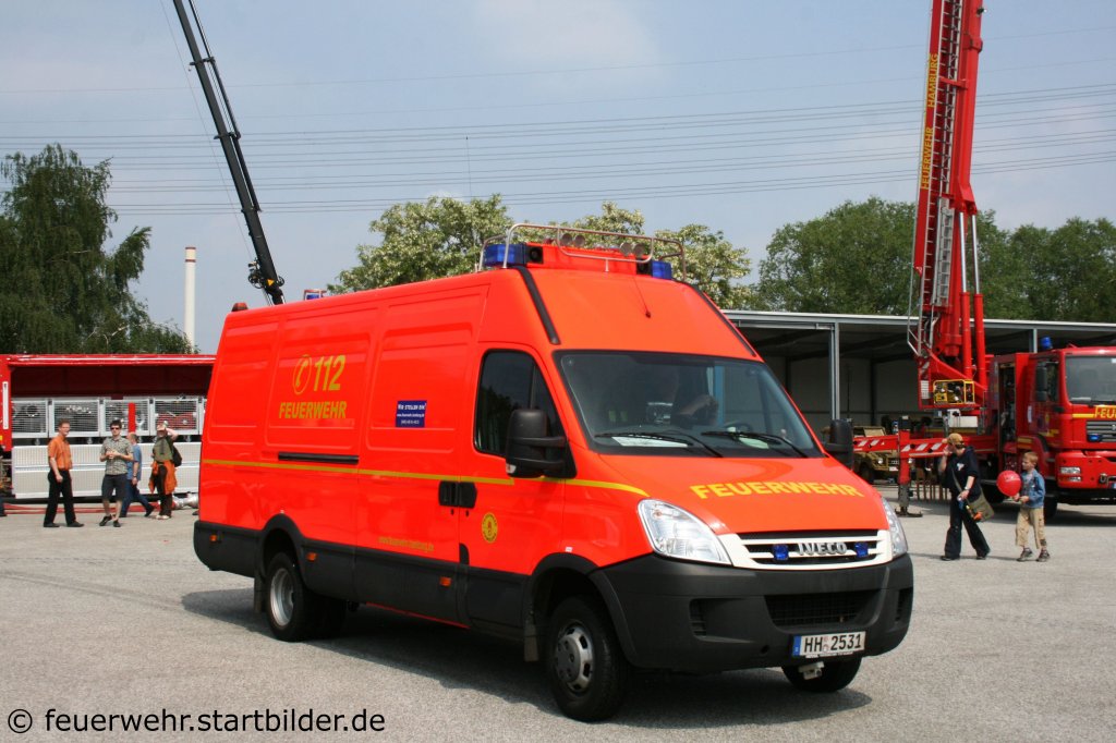 Ger�tewagen (HH 2531) auf IVECO Daily der Feuerwehr Hamburg.
Aufgenommen beim Tag der offenen T�r der Feuerwehrschule Hamburg am 21.5.2011.
