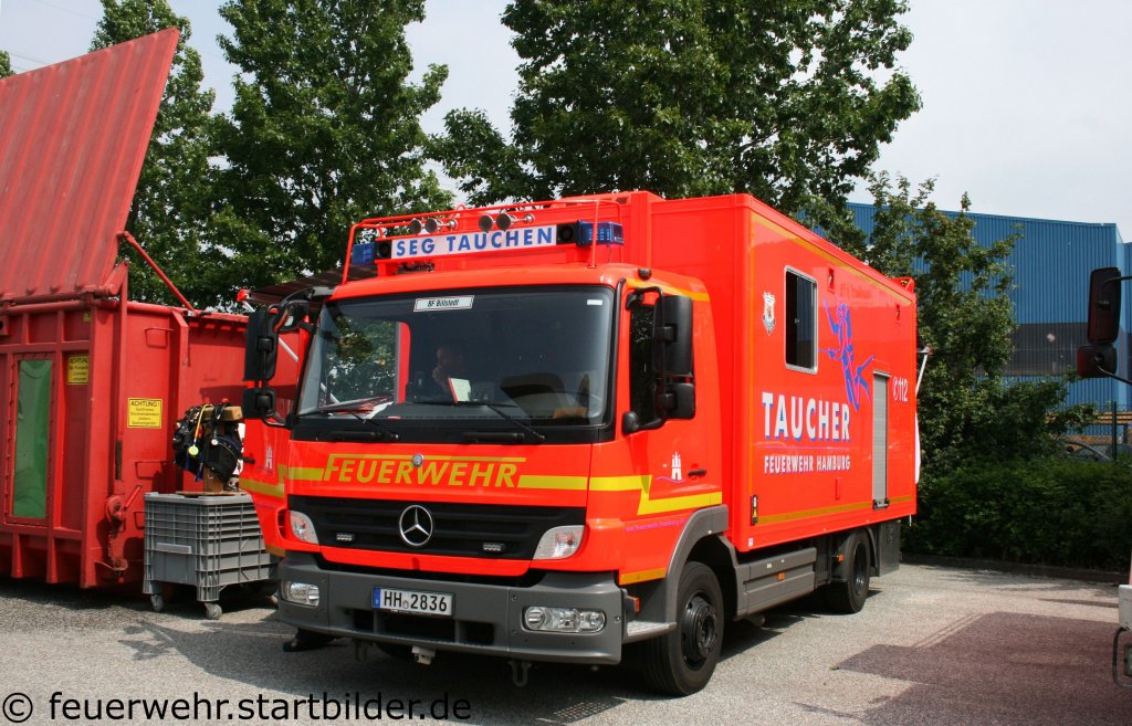 Ger�tewagen-Wasserrettung (HH 2836) mit Wille Aufbau.
Aufgenommen beim Tag der offenen T�r der Feuerwehrschule Hamburg am 21.5.2011
Dieses Fahrzeug steht auf der Bf Feuerwache Billstedt.
