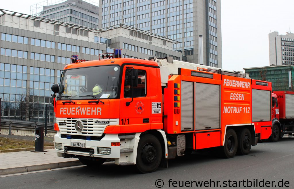 GTLF 48/50 (1-GTLF-1) der Feuerwehr Essen.
Das Fahrzeug wurde von der Firma Geldschmidt gekauft und der Feuerweher Essen zur Verf�gung gestellt.
Aufgenommen am HBF Essen,7.3.2012.