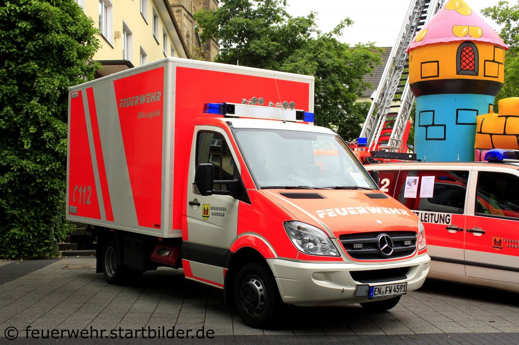 GW-Logistik der Feuerwehr Schwelm.
Das Fahrzeug ist beim LZ Schwelm Stadt stationiert.
Aufgenommen beim Tag der Feuerwehr in Schwelm, 16.6.2012.