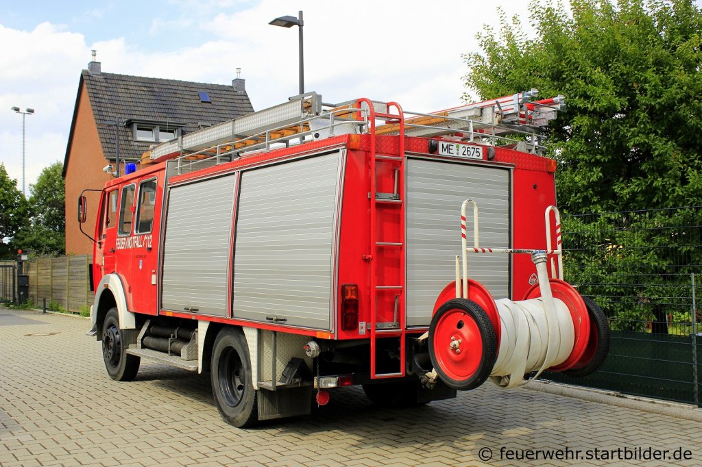 Heckansicht des LF 16/12 (5/44/2) der Feuerwehr Langenfeld.
Aufgenommen beim Tdot der Feuerwehr Langenfeld,30.6.2012.