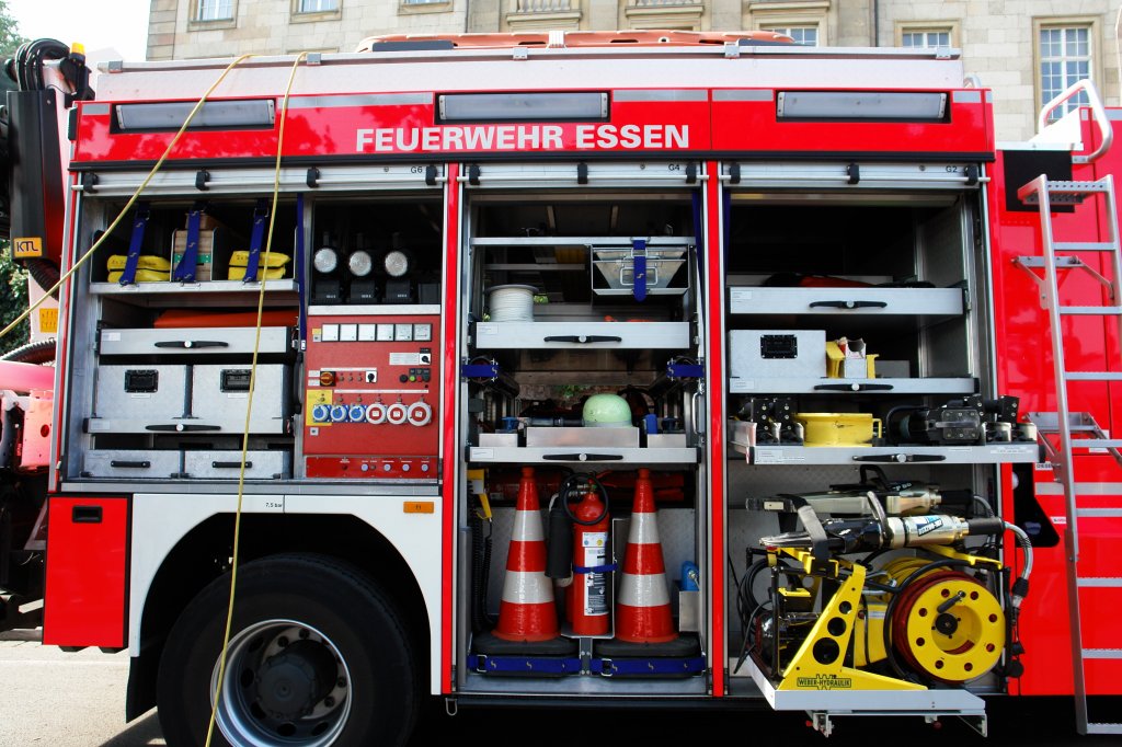 Hier ist ein Blick in einen der Ger�ter�ume des RW-2 der Feuerwehr Essen.
Aufgenommen beim NRW Tag 2011 in Bonn.