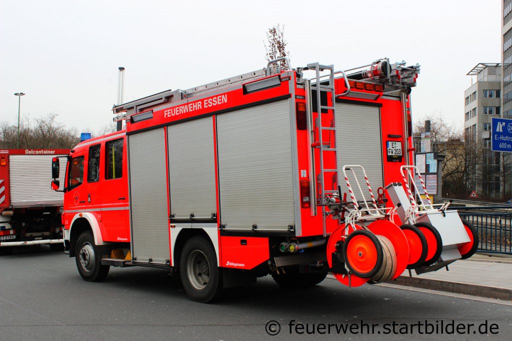 Hier ist eine Heckansicht des LF 16/12 der Feuerwehr Essen.
Aufgenommen am HBF Essen,7.3.2012.