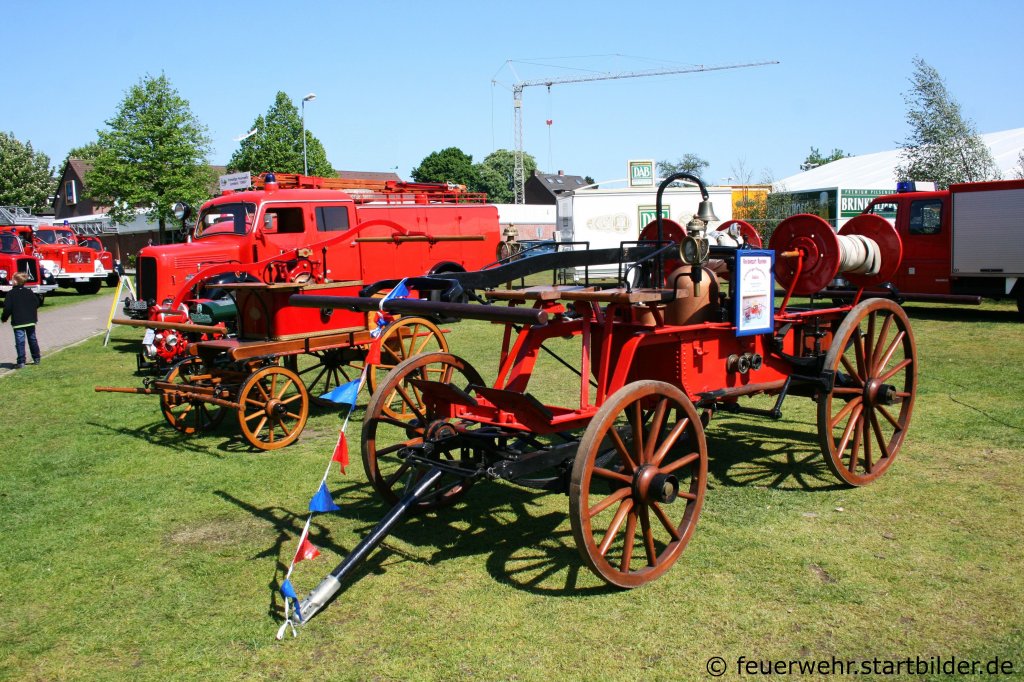 Hier ist eine Historische Handpumpe der Feuerwehr Loy Borghorn zusehen.
Aufgenommen in Kirchhellen am 1.5.2011. 