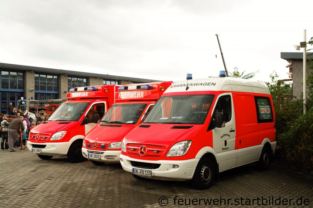 Hier ist eine kleine Parade von Rettungsdienst Fahrzeugen der Feuerwehr Oberhausen zusehen.
Aufgenommen am 18.9.2011 beim Tdo der FF Oberhausen Sterkrade.