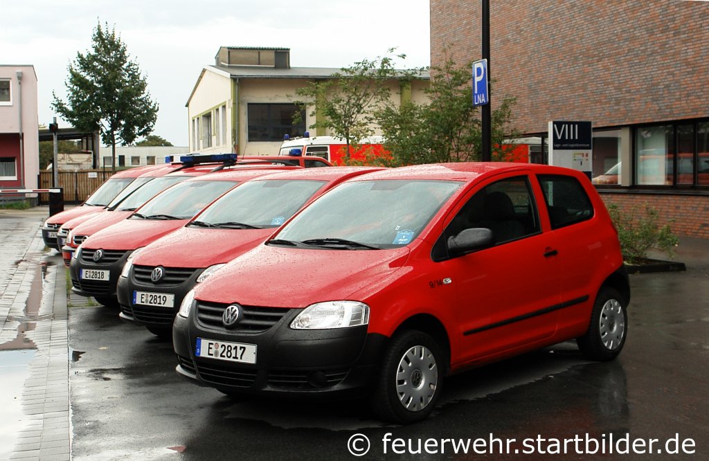 Hier sind gleich mehrere PKW der Feuerwehr Essen zu sehen.
Aufgenommen beim Tag der Offenen T�r der Feuerwache 1 in Essen, 10-11.9.2011.
