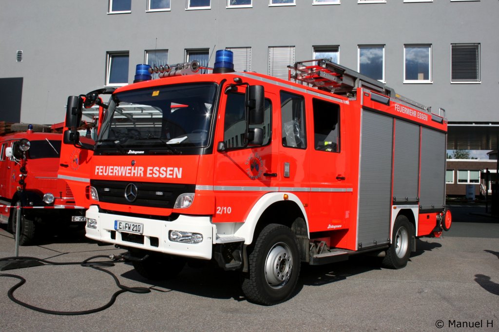 HLF 20/16 (E FW 210) der Feuerwehr Essen.
Das Fahrzeug ist auf der Feuerwache 1 stationiert.
Aufgenommen beim Tag der offenen T�r der Feuerwehr Essen am 4.9.2010.