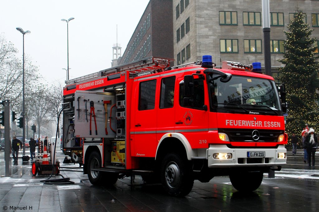HLF 20/16 (Florian Essen 2-HLF-1) der Feuerwehr Essen Wache 2.
Aufgenommen am HBF Essen, 29.11.2010.