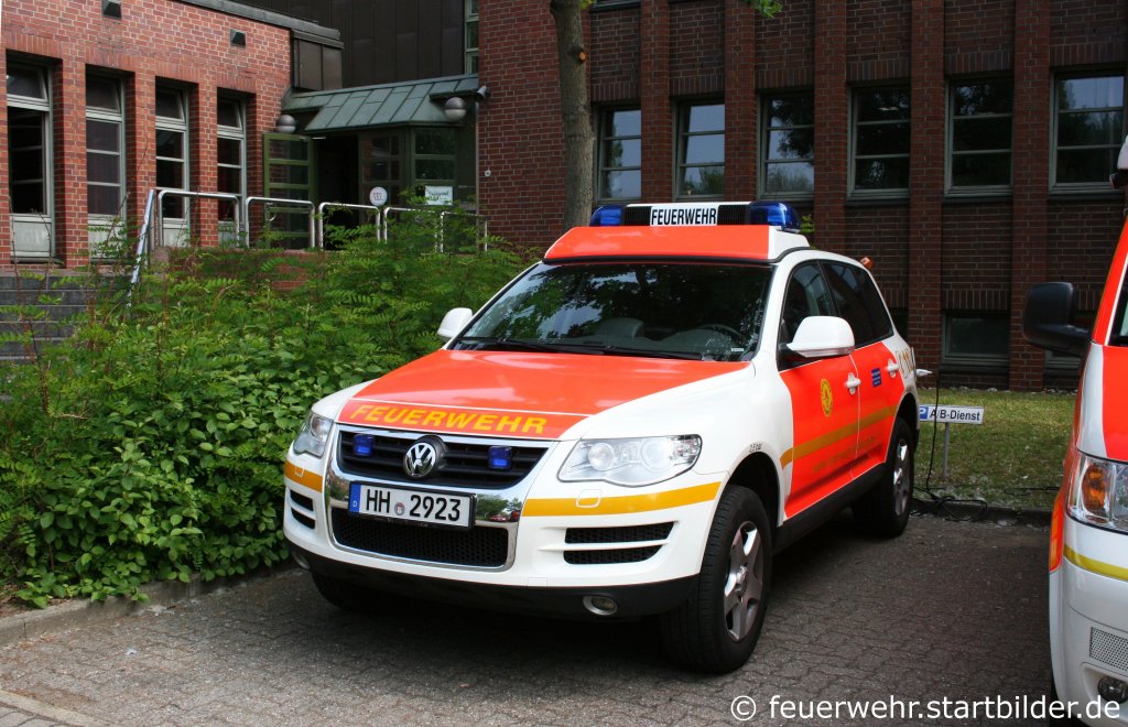 Kommandewagen (Kodw) (HH 2923) auf VW Touareg.
Der Wagen steht auf der Wache Berliner Tor.
Aufgenommen bei der Feuerwehrschule Hamburg am 21.5.2011.