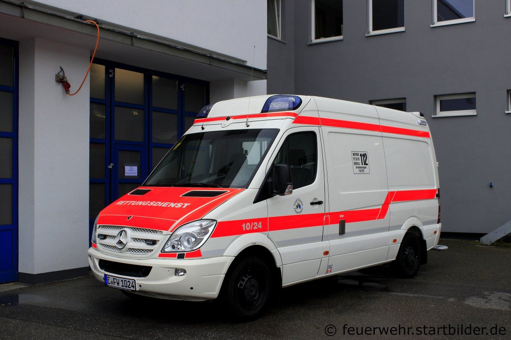 KTW 10/24 der Feuerwehr Essen.
Dieser KTW wurde wie alle neuen KTW der Feuerwehr Essen von der Firma Fahrtec ausgebaut.
Aufgenommen beim Tdot der BF Essen, 26.8.2012.