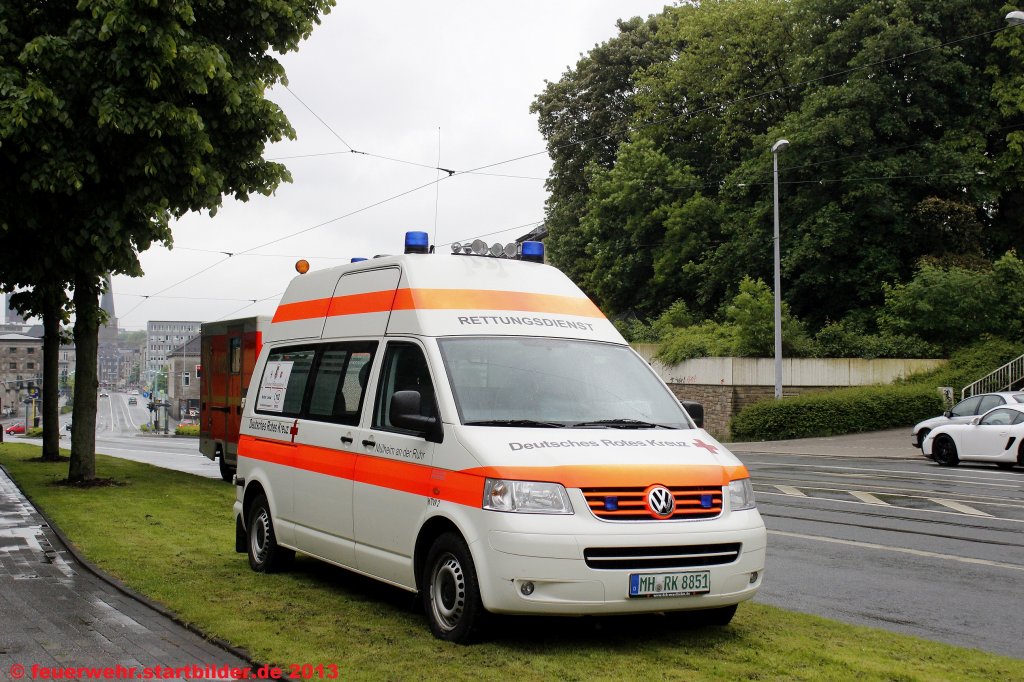 KTW (MH RK 8851) des DRK M�lheim/Ruhr.
Aufgenommen beim Tag der Hilfsorganisationen am 26.5.2013 in M�lheim.