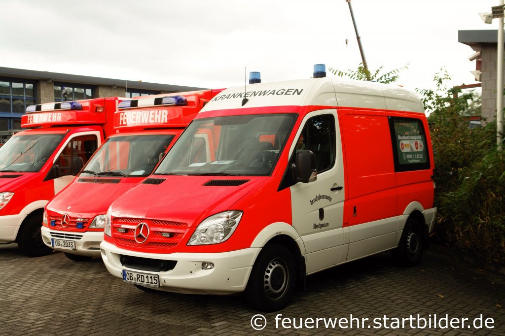 KTW (OB RD 115).
Dies ist eines der neuesten Fahrzeuge beim Rettungsdienst der Feuerwehr Oberhausen.
Aufgenommen am 18.9.2011 beim Tdo der FF Oberhausen Sterkrade.