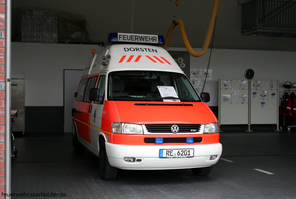 KTW (RE 6201) (Funk:3/85/1) der Feuerwehr Dorsten.
Aufgenommen beim Tag der Offenen T�r der Feuerwehr Dorsten, 13.6.2010.