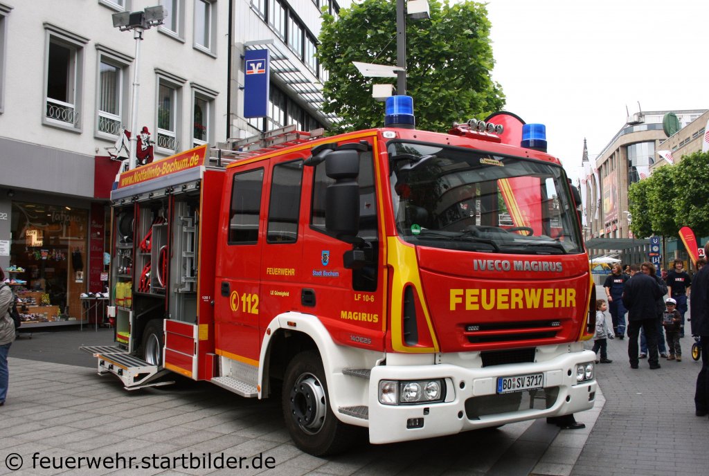 LF 10-6 (BO SV 3717) auf Iveco Euro Cargo mit Magirus Aufbau.
Das LF steht bei der LE- Bochum G�nnigfeld.
Aufgenommen in der Bochumer City am 28.5.2011.
