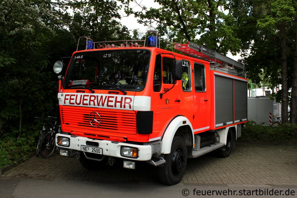 LF 16 (1/44/5) der FF Neuss Rosellen.
Es ist der einzige Fahrzeug der Feuerwehr Neuss das in Tagesleuchtrot lackiert ist.
Das LF war Vorf�hrfahrzeug bei Ziegler.
Bevor es zur FF Rosellen kam war es bei der FF Neuss Holzheim im Einsatz.
Aufgenommen beim Tdot der FF Rosellen am 13.5.2012.