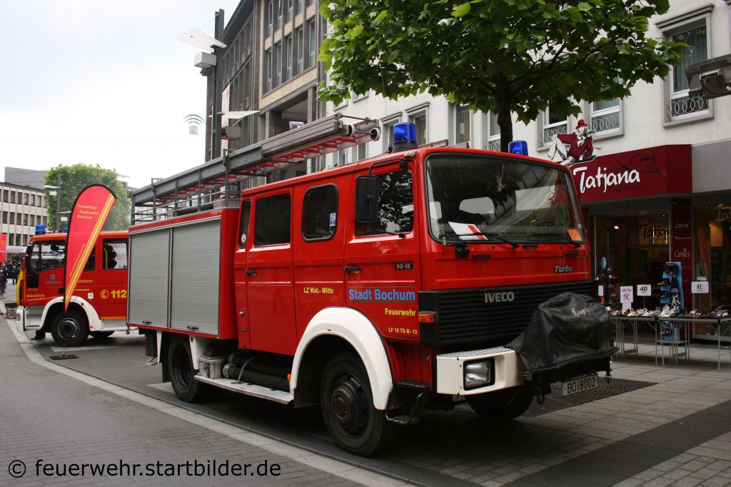 LF 16-TS (BO 8002) auf Iveco 90-16 der Feuerwehr Bochum 
LZ Wattenscheid-Mitte.
Aufgenommen in der Bochumer City am 28.5.2011.