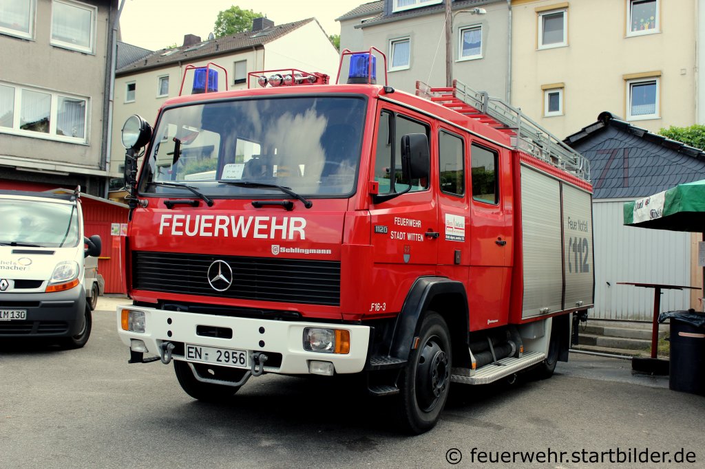 LF 16/12 (Florian Witten 17/44/1) der Feuerwehr Witten Herbede.
Das Fahrzeug wurde von Schlingmann Aufgebaut.
Das LF 16/12 ist Baujahrt 1989.
Es werden 1600L Wasser mitgef�hrt.
Aufgenommen beim Tdot der Feuerwehr Herbeden, 19.5.2012.
