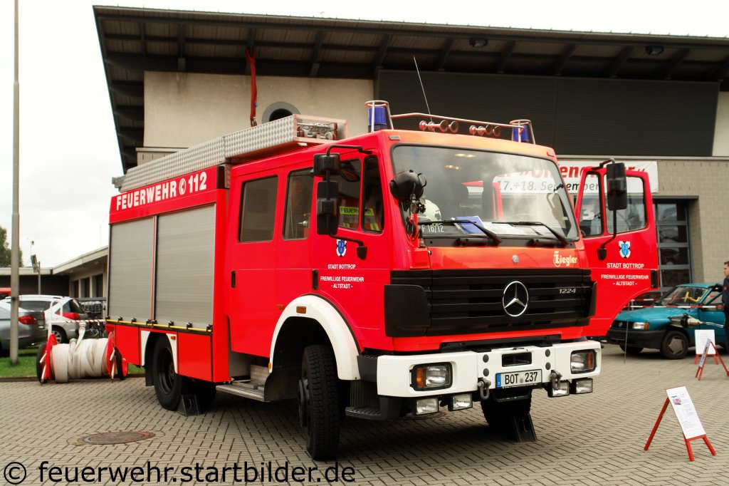 LF 16/12 (Funk:11/44/1) mit Ziegler aufbau.
Das Fahrzeug steht bei der FF Bottrop Altstadt.
Aufgenommen am 18.9.2011 beim Tdo der FF Altstadt.